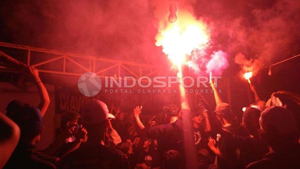 Suporter Ultras Palembang menyalakan flare saat nobar laga Sriwijaya FC vs Pusamania Borneo FC. Copyright: © Muhammad Effendi/INDOSPORT